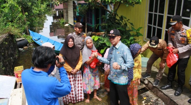 Pj Bupati saat memantau  Banjir di Kecamatan Murung, Jumat (1/12/2023). (Foto:1tulah.com)