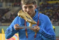 Striker Argentina U-17, Agustin Ruberto menerima golden boot atau sepatu emas usai tampil sebagai top skor Piala Dunia U-17 2023. Sumber foto : suara.com