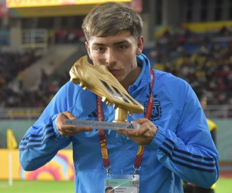 Striker Argentina U-17, Agustin Ruberto menerima golden boot atau sepatu emas usai tampil sebagai top skor Piala Dunia U-17 2023. Sumber foto : suara.com