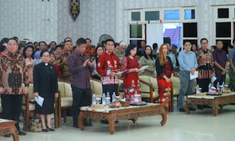 Natal Oikumene ASN, TNI, Polri dan Masyarakat Berlangsung Khidmat, Tampak hadir Pj Bupati Mura Hermon, Jumat malam (1/12/2023). (Foto : Diskominfo SP)
