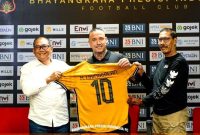 Pemain baru Bhayangkara FC Radja Nainggolan memegang kaus tim tersebut setelah diperkenalkan secara resmi di Stadion Utama Gelora Bung Karno, Jakarta, Senin (4/12/2023). Sumber foto : Instagram @bhayangkarafc