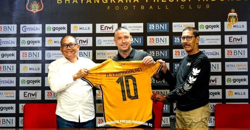 Pemain baru Bhayangkara FC Radja Nainggolan memegang kaus tim tersebut setelah diperkenalkan secara resmi di Stadion Utama Gelora Bung Karno, Jakarta, Senin (4/12/2023). Sumber foto : Instagram @bhayangkarafc