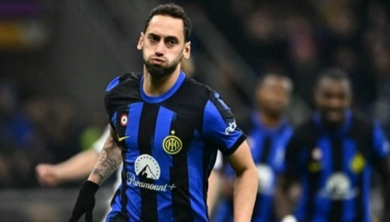 Gelandang Inter Milan, Hakan Calhanoglu melakukan selebrasi setelah mencetak gol kedua timnya lewat titik putih selama pertandingan pekan ke-12 Liga Italia 2023-2024 antara Inter Milan vs Frosinone di Stadion San Siro, di Milan pada 12 November 2023. GABRIEL BOUYS / AFP.