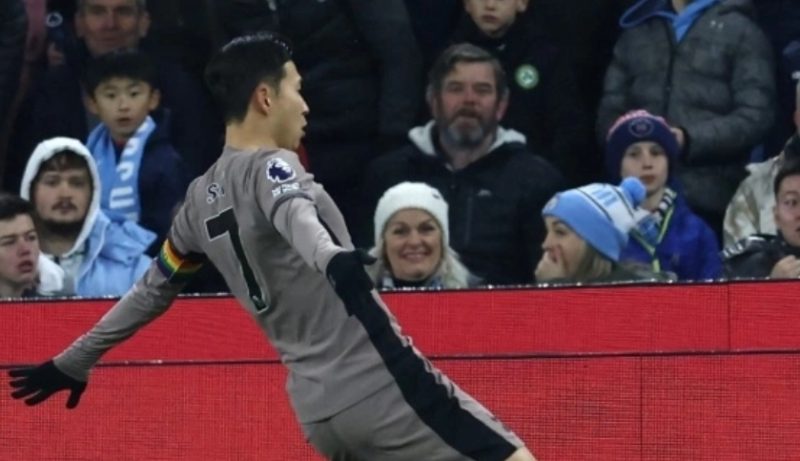 Striker Tottenham Hotspur asal Korea Selatan #07 Son Heung-Min melakukan selebrasi setelah mencetak gol pembuka pertandingan pekan ke-14 Liga Inggris 2023-2024 antara Manchester City vs Tottenham Hotspur di Stadion Etihad di Manchester, barat laut Inggris, pada 3 Desember 2023. Darren Staples / AFP.