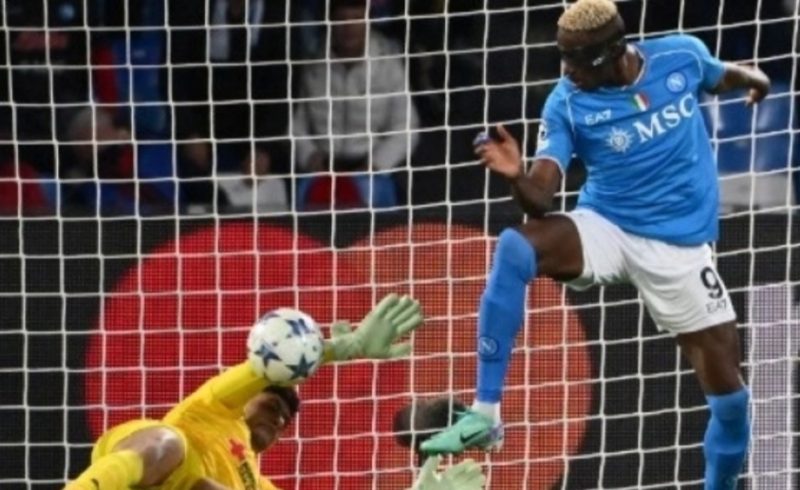 Penyerang Napoli #09 Victor Osimhen mencetak gol kedua timnya pada pertandingan sepak bola Grup C hari putaran pertama Liga Champions UEFA 6 Napoli vs Sporting Braga di stadion Diego Armando Maradona di Naples pada 12 Desember 2023. Alberto PIZZOLI / AFP

