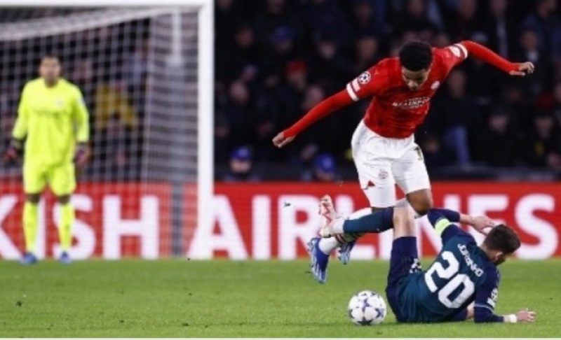 Gelandang Arsenal #20 Jorginho dilanggar gelandang PSV Eindhoven Malik Tillman pada pertandingan sepak bola grup B Liga Champions UEFA antara PSV Eindhoven dan Arsenal FC di Stadion Philips di Eindhoven, pada 12 Desember 2023. KENZO TRIBOUILLARD / AFP