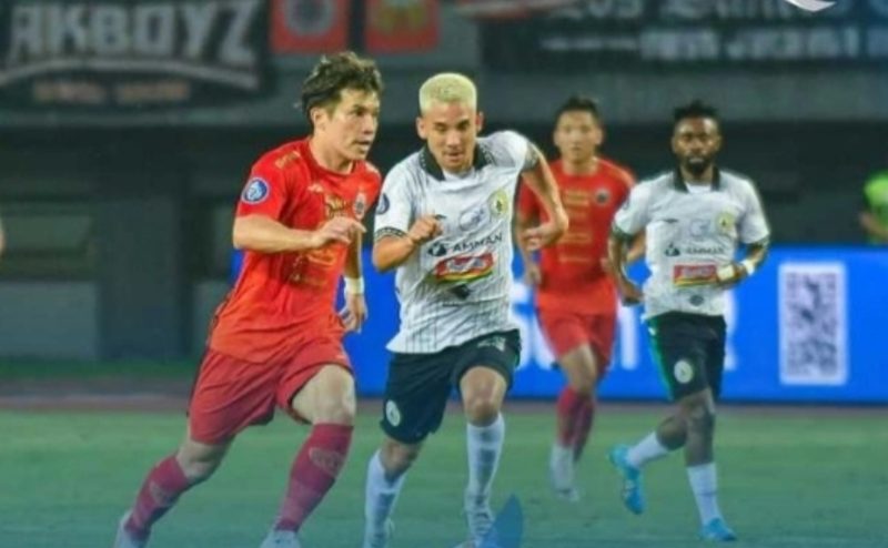 Geladang Persija Jakarta, Ryo Matsumura (kiri) tengah menggiring bola melewati hadangan pemain PSS Sleman dalam laga pekan ke-23 BRI Liga 1 2023-2024 di Stadion Patriot Candrabhaga, Bekasi, Sabtu (16/12/2023). [Dok. Instagram/@Liga1Match]