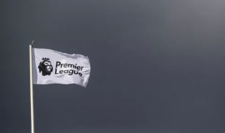 Bendera dengan logo Premier League alias Liga Inggris. [MICHAEL REGAN / POOL / AFP
