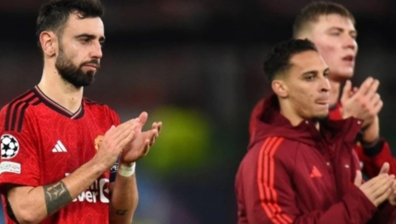 Kapten Manchester United, Bruno Fernandes (kiri) memberikan aplaus pada suporter usai laga Liga Champions kontra Bayern Munich di Old Trafford, Manchester, Inggris, Rabu (13/12) dini hari WIB. [PETER POWELL / AFP]