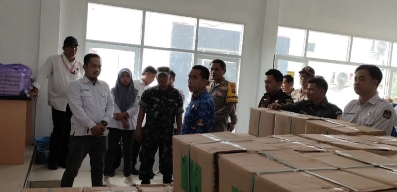 Pj Bupati Mura Hermonsaat memantau logistik Pemilu 2024 di kantor KPU, Senin (18/12/2203). (Foto :Sur/1tulah.com)