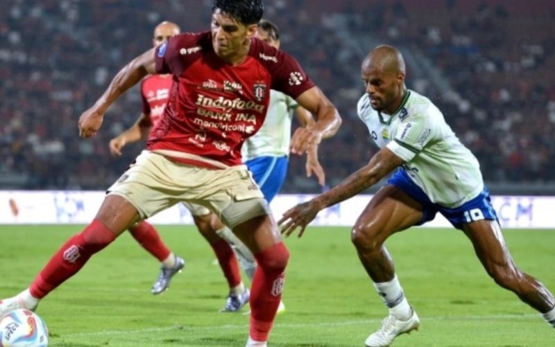Pesepak bola Bali United Elias Dolah (kiri) berebut bola dengan pesepak bola Persib Bandung David Da Silva (kanan) saat pertandingan Liga 1 2023/2024 di Stadion Kapten I Wayan Dipta, Gianyar, Bali, Senin (18/12/2023). ANTARA FOTO/Fikri Yusuf/YU