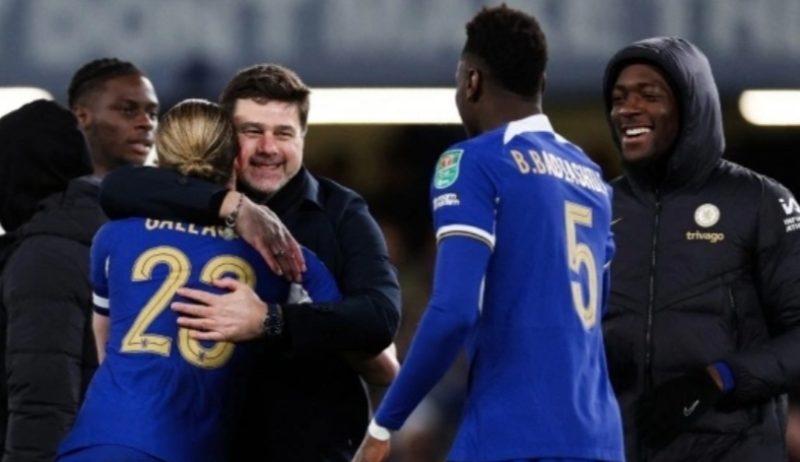 Manajer Chelsea asal Argentina Mauricio Pochettino mengucapkan selamat kepada gelandang #23 Conor Gallagher di akhir pertandingan perempat final Piala Liga Inggris 2023-2024 antara Chelsea vs Newcastle United di Stamford Bridge di London pada 19 Desember 2023. Chelsea menang melawan Newcastle United lewat adu penalti. Adrian DENNIS / AFP