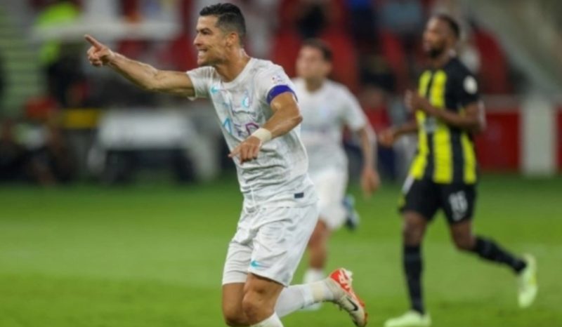 Penyerang Al Nassr asal Portugal #07 Cristiano Ronaldo melakukan selebrasi usai mencetak gol keduanya selama pertandingan Liga Arab Saudi 2023-2024 antara Al-Ittihad vs Al-Nassr di Stadion King Abdullah Sports City di Jeddah pada 26 Desember 2023. AFP
