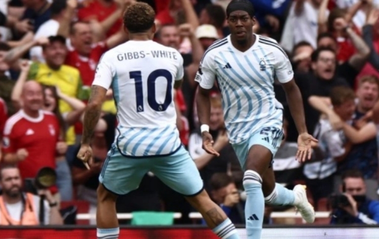 Penyerang sayap Nottingham Forest, Anthony Elanga (kanan) tampil di Liga Inggris 2023/2024. [HENRY NICHOLLS / AFP]