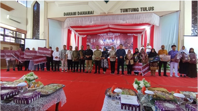 Wagub Kalteng, Edy Pratowo (tengah) didampingi Pj. Bupati Barsel (tengah kiri) saat berfoto bersama usai menyerahkan bantuan pelaku usaha di acara Jambore UMKM wilayah timur Provinsi Kalteng, Sabtu (9/12/2023). Foto. Alifansyah/1tulah.com
