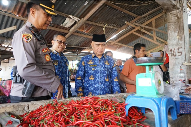 Ir. Oktoni Eryanto, M. MA melakukan sidak pasar dan pantau Harga sembako menjelang Natal dan Tahun Baru (NATARU) di pasar tradisional yang berada di Sekitaran Kota Kisaran, Selasa (19/12/2023).Foto.irwan/1tulah.com
