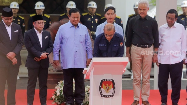 Komisi Pemilihan Umum bersama dengan capres/cawapres (sumber: suara.com)