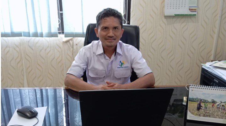 Militan, Kepala BPS Kabupaten Barsel saat diwawancarai wartawan di Kantornya, Rabu (13/12/2023). Foto. Alifansyah/1tulah.com