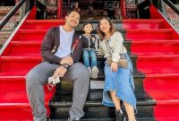 Kiky Saputri dan Muhammad Khairy bersama dengan anak angkatnya (sumber: suara.com)