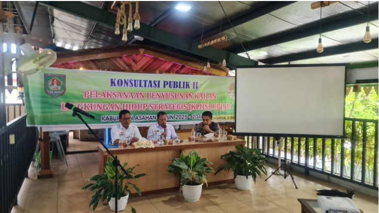 Pemerintah Kabupaten Asahan melalui Dinas Lingkungan Hidup (LH) Kabupaten Asahan menggelar Konsultasi Publik Kedua (KP II) Penyusunan Kajian Lingkungan Hidup Strategis Rencana Pembangunan Jangka Panjang Daerah (LKHS RPJPD) Kabupaten Asahan Tahun 2025-2045. Kegiatan ini dibuka oleh Bupati Asahan melalui Asisten Administrasi Umum Drs. Muhilli Lubis di PCR Resto, Rabu (13/12/2023).Foto.irwan/1tulah.com