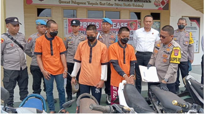 Kapolres Barsel, AKBP Yusfandi Usman (kanan) saat bertanya kepada ketiga pelaku Curanmor didampingi Kasat Reskrim, AKP Afif Hasan (baju putih) dan Kasi Humas, AKP H. Johana (belakang) sebelum Press Release dimulai, Kamis (21/12/2023). Foto. Alifansyah/1tulah.com