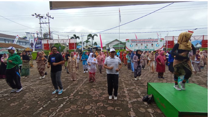 H. Arbaja, Kepala Kantor Kemenag Barsel (tengah kaos putih) saat ikut meramaikan senam kebaya, di Buntok, Senin (11/12/2023). Foto. Alifansyah/1tulah.com