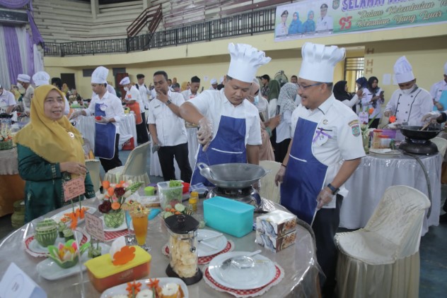 Pemberdayaan Perempuan dan  Perlindungan Anak (P2KBP3A) Kabupaten Asahan menggelar lomba memasak nasi goreng bagi Bapak OPD dan Bapak Camat di Gedung Serbaguna Kisaran, Rabu (20/12/2023).Foto Irwan/1tulah.com