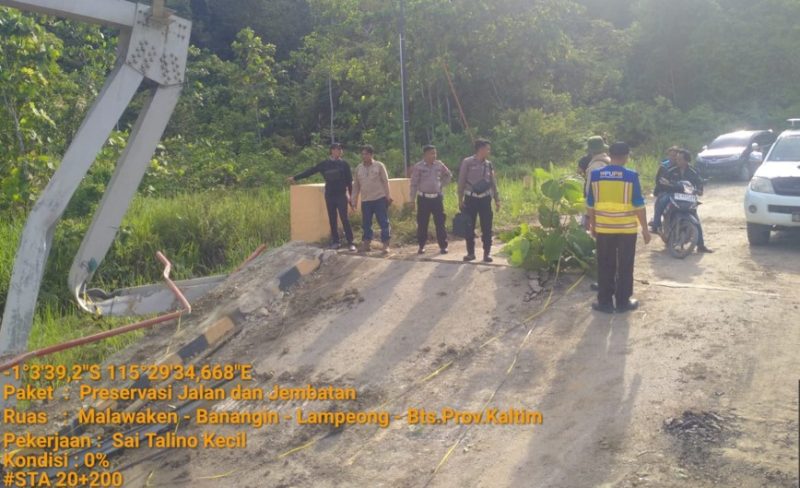 KOndisi jembatan Sei Talino yang ambruk akibat ditabrak Longbet atau tronton, Jumat (08/12/2023).Foto.Musmuliadi