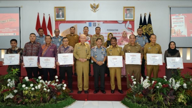 Kepala Kantor Wilayah Kementerian Hukum dan HAM Sumatera Utara, Mhd Jahari Sitepu kepada Wakil Bupati Asahan Taufik Zainal Abidin Siregar, S. Sos, M. Si di Aula Kantor Wilayah Kementerian Hukum dan HAM Sumatera Utara Lantai 5, Senin (18/12/2023).Foto.irwan/1tulah.com