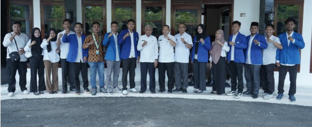 Pimpinan Cabang (PC) Pergerakan Mahasiswa Islam Indonesia (PMII) Asahan melakukan audiensi dengan Bupati Asahan H. Surya, BSc di Ruang Kerja Rumah Dinas Bupati Asahan, Rabu (20/12/2023).Foto Irwan/1tulah.com