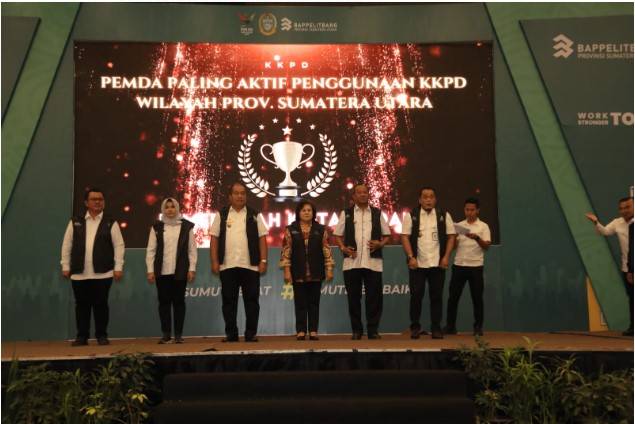 Penghargaan tersebut diserahkan dalam Rapat Koordinasi (Rakor) Pembangunan Sumatera Utara Tahun 2023 di Santika Hotel Medan, Rabu (13/12/2023).Foto.irwan/1tulah.com