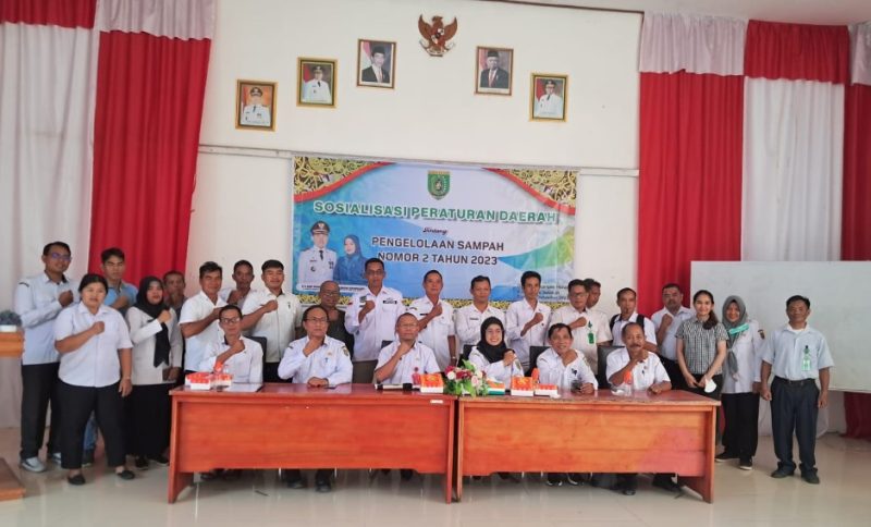 Agus In'Yulius, Plt. Kepala DLH (tengah) didampingi Sekretaris, Ahmad Haitami dan Kabid Pengelolaan Sampah dan B3 serta Peningkatan Kapasitas Lingkungan Hidup, Nanang Shalahuddin didampingi Camat Desul saat berfoto bersama para Lurah serta sejumlah Kades pada acara sosialisasi Perda Pengelolaan Sampah, Rabu (13/12/2023) lalu. Foto. Alifansyah/1tulah.com