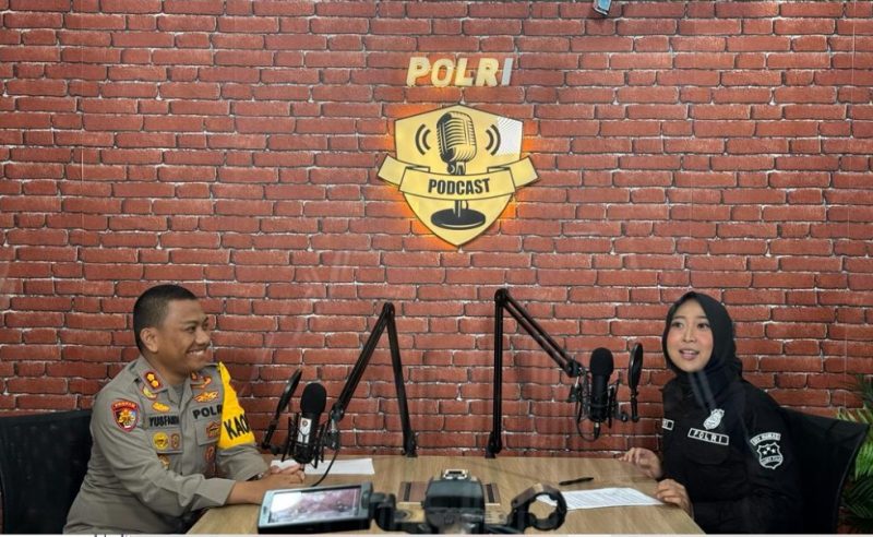 Kapolres Barsel, AKBP Yusfandi Usman (kiri) saat dibincangi presenter pada acara poccast Tv Polri sebagai nara sumber yang menginpirasi insan Bhayangkara, di Jakarta, Kamis (14/12/2023). Foto. Alifansyah/1tulah.com