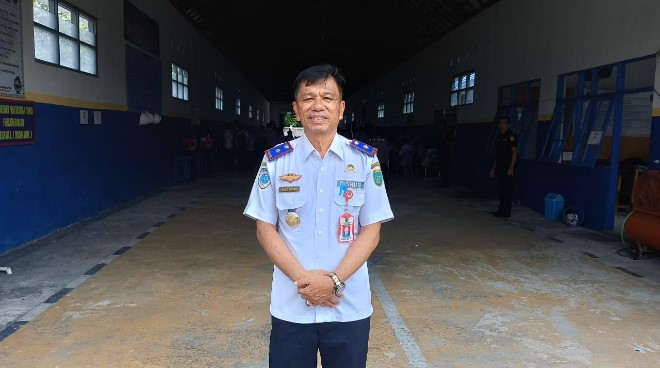 Ir. Daud Danda, Kepala Dishub Barsel usai diwawancarai wartawan disela kesibukkannya pada acara perpisahan purna tugas dirinya, Senin (18/12/2023). Foto. Alifansyah/1tulah.com