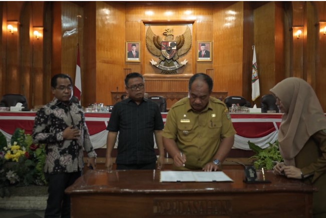 Rapat Paripurna DPRD Kabupaten Asahan dalam acara penyampaian laporan hasil pembahasan terhadap 2 Raperda Kabupaten Asahan oleh Pimpinan Pansus, sekaligus pengambilan keputusan dan pendapat akhir Bupati Asahan di Aula Rambate Rata Raya Sekretariat DPRD Kabupaten Asahan, Senin (11/12/2023).Foto.irwan/1tulah.com