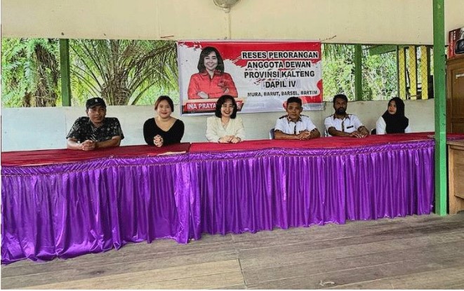 Anggota Dewan Kalteng, Ina Prayawati (tiga dari kiri) ketika melaksanakan reses di wilayaj Kabupaten Barsel dan menyerap aspirasi masyarakat setempat. (Foto:Istimewa)