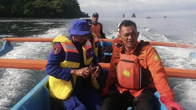 Proses evakuasi mahasiswa Institut Pertanian Bogor (IPB) Galang Edhi Swasono yang ditemukan meninggal dunia di Teluk Semut, perairan Pulau Sempu, Kecamatan Sumbermanjing Wetan, Kabupaten Malang, Jawa Timur, Jumat (29/12/2023). (sumber: suara.com)