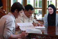 Prabowo menandatangani buku yang diberikan kepada Lesti dan Billar (sumber: instagram @lestikejora)