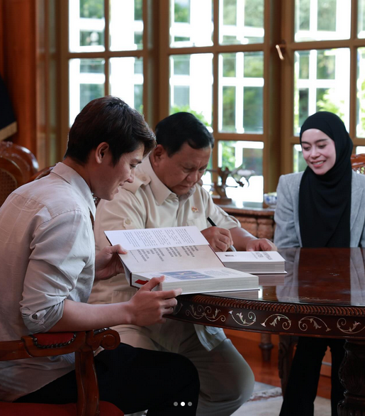 Prabowo menandatangani buku yang diberikan kepada Lesti dan Billar (sumber: instagram @lestikejora)