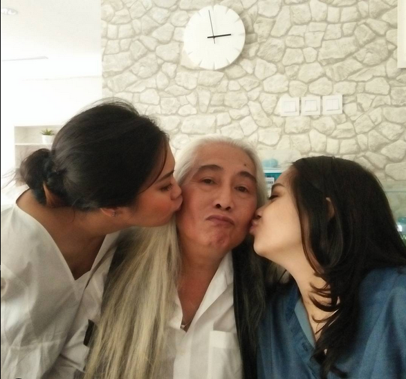 Gideon Tengker bersama dua Caca dan Gigi (sumber: instagram @gideonjtengker)