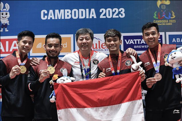 Coach Aryo bersama anak didiknya (sumber: istagra @aryonominarat)