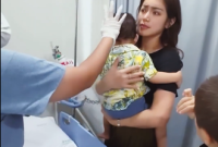 Anak kedua Jessica Iskandar dilarikan ke rumah sakit (sumber: instagram @inijedar)
