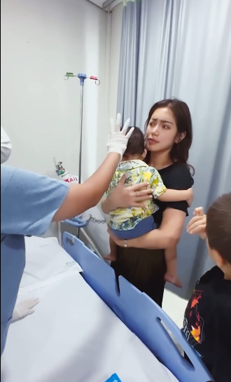 Anak kedua Jessica Iskandar dilarikan ke rumah sakit (sumber: instagram @inijedar)