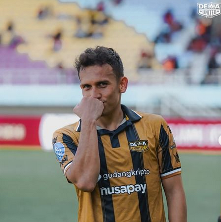 Egy Maulana Vikri selebrasi mencium cincin nikah (sumber: instagaram @dewaunitedfc)