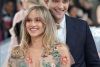 Robert Pattison dan Suki Waterhouse resmi bertunangan. (foto: Met Gala)