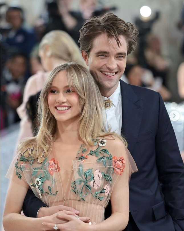 Robert Pattison dan Suki Waterhouse resmi bertunangan. (foto: Met Gala)