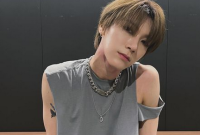 Ten NCT jatuh dari atas panggung (sumber; instagram @tenlee_1001)