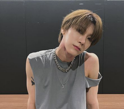 Ten NCT jatuh dari atas panggung (sumber; instagram @tenlee_1001)