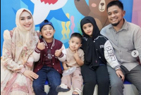Oki Setiana Dewei bersama keluarga (sumber: instagram @okisetianadewi)