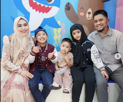 Oki Setiana Dewei bersama keluarga (sumber: instagram @okisetianadewi)